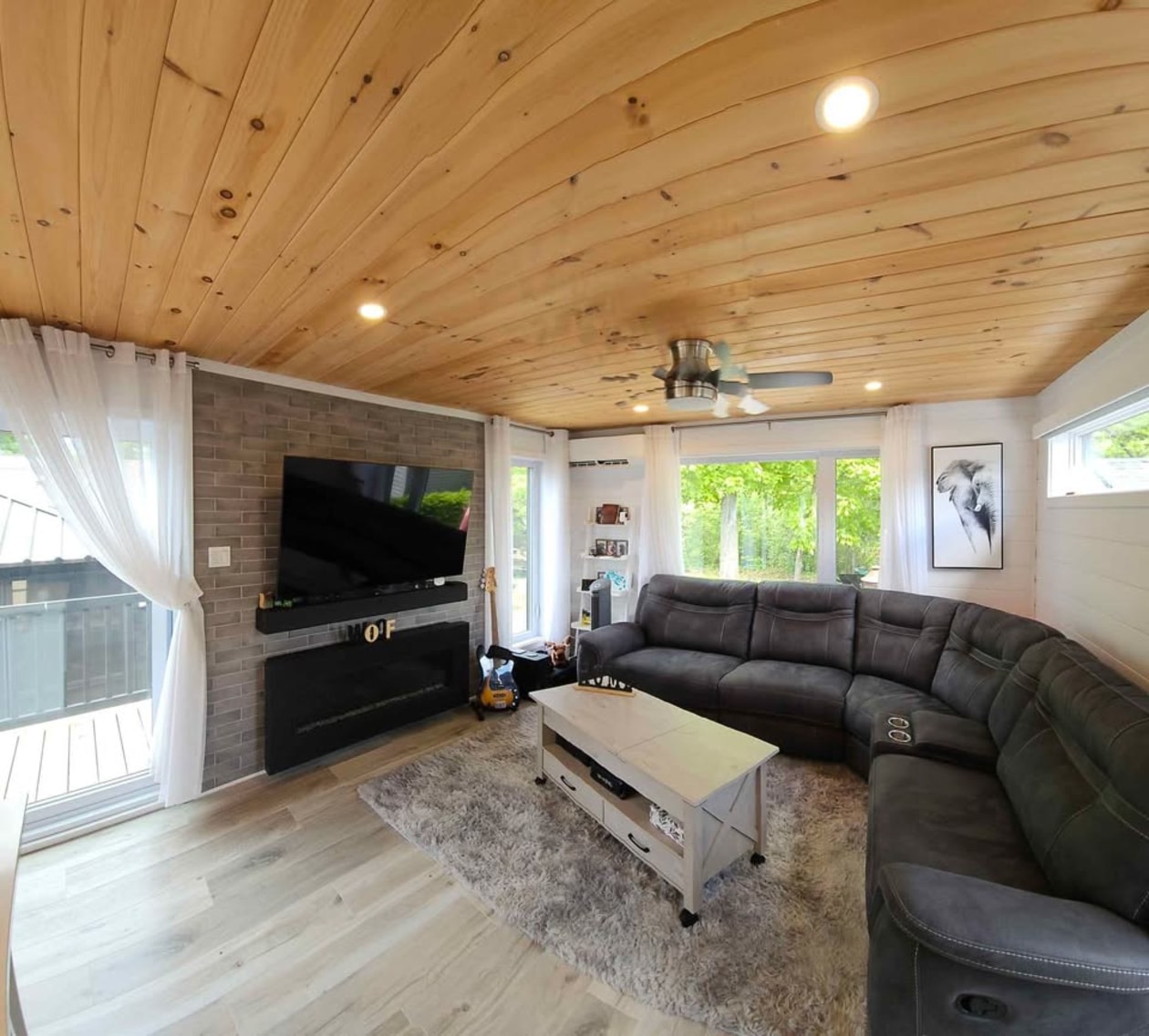 Salon — 113-199 Route 219 Sud, Hemmingford, J0L 1H0, Hemmingford
