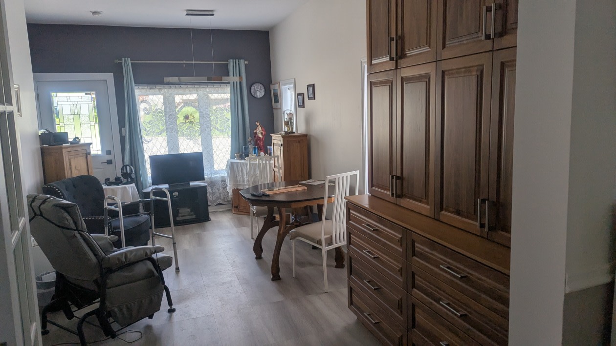 Salon — 712 Av Létourneau, Amos