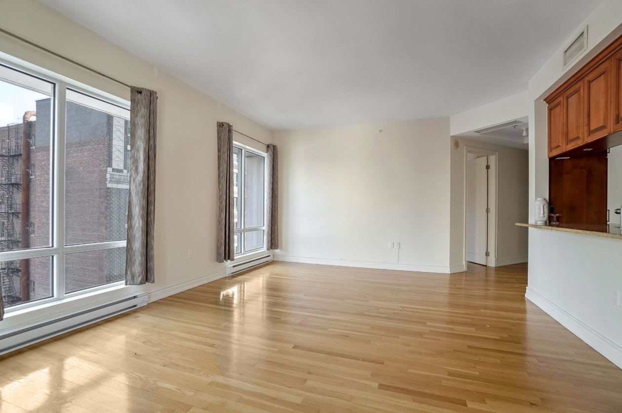 Salon — 2000, Rue Drummond, 807, Montréal (Ville-Marie), H3G2X1, Montréal (Ville-Marie)