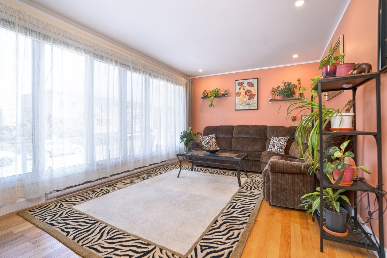 Salon — 1300 - 1302, Rue Couvrette, Montréal (Saint-Laurent), H4L4T5, Montréal (Saint-Laurent)