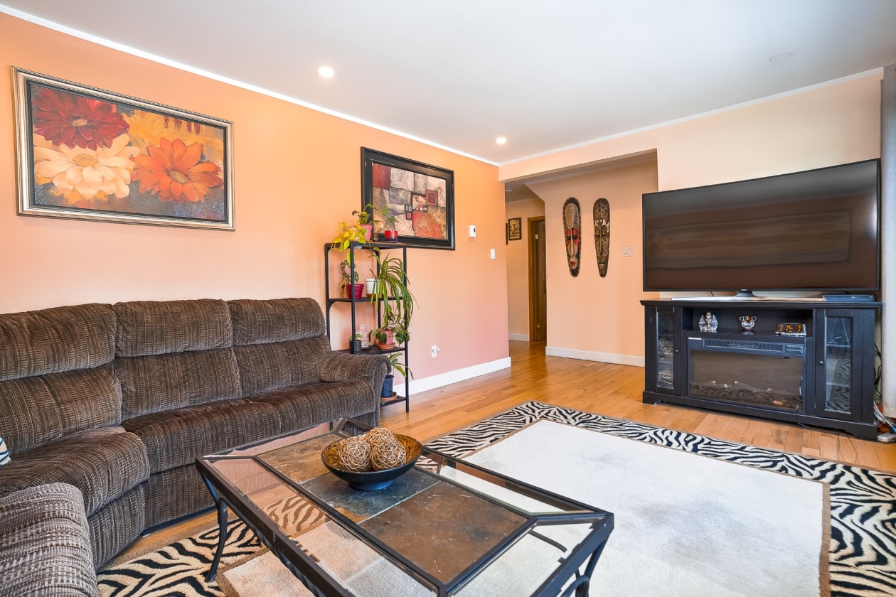 Salon — 1300 - 1302, Rue Couvrette, Montréal (Saint-Laurent), H4L4T5, Montréal (Saint-Laurent)