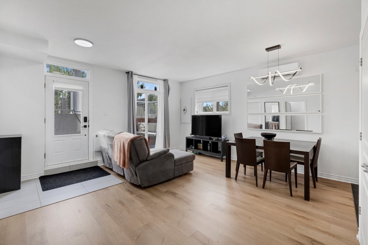 Salon — 3488, Rue des Fadets, Longueuil (Saint-Hubert), J3Y0H3, Longueuil (Saint-Hubert)