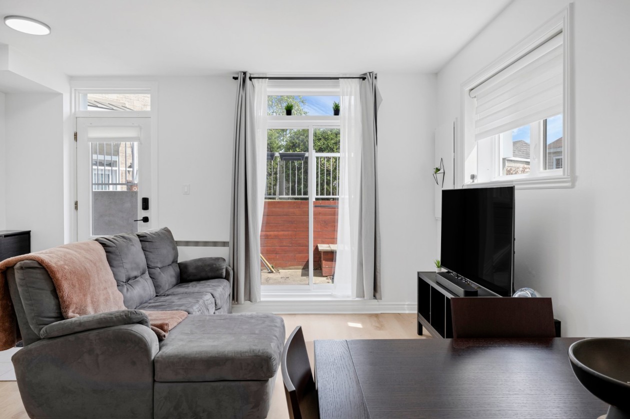 Salon — 3488, Rue des Fadets, Longueuil (Saint-Hubert), J3Y0H3, Longueuil (Saint-Hubert)