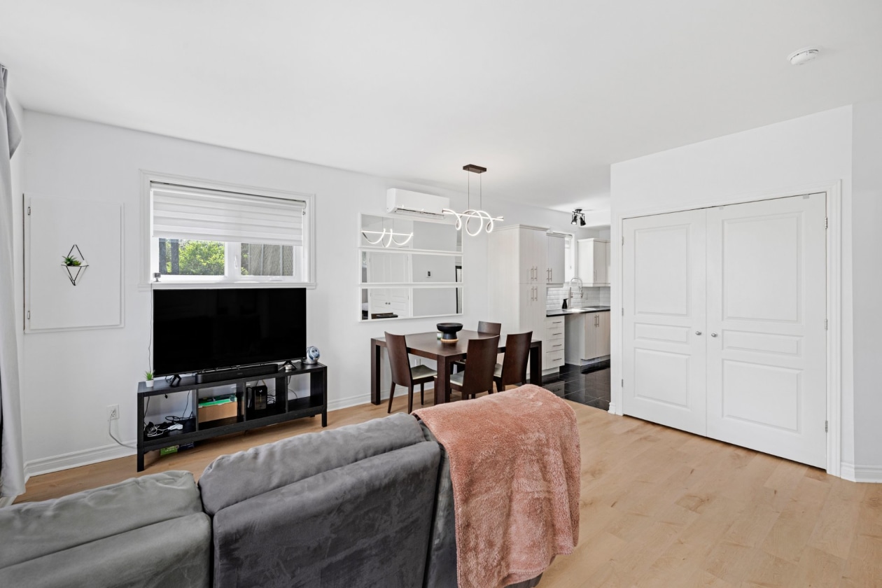 Salon — 3488, Rue des Fadets, Longueuil (Saint-Hubert), J3Y0H3, Longueuil (Saint-Hubert)