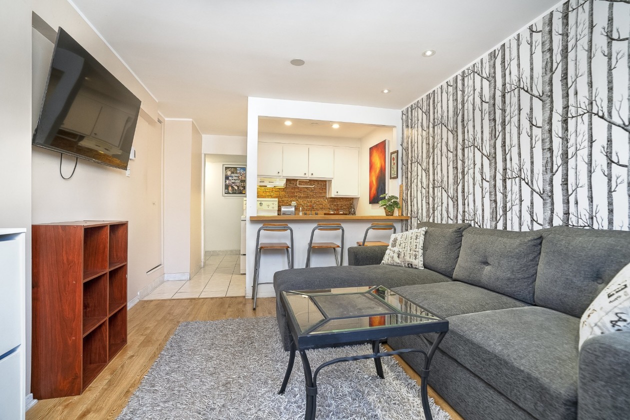 Salon — 1300 - 1302, Rue Couvrette, Montréal (Saint-Laurent), H4L4T5, Montréal (Saint-Laurent)