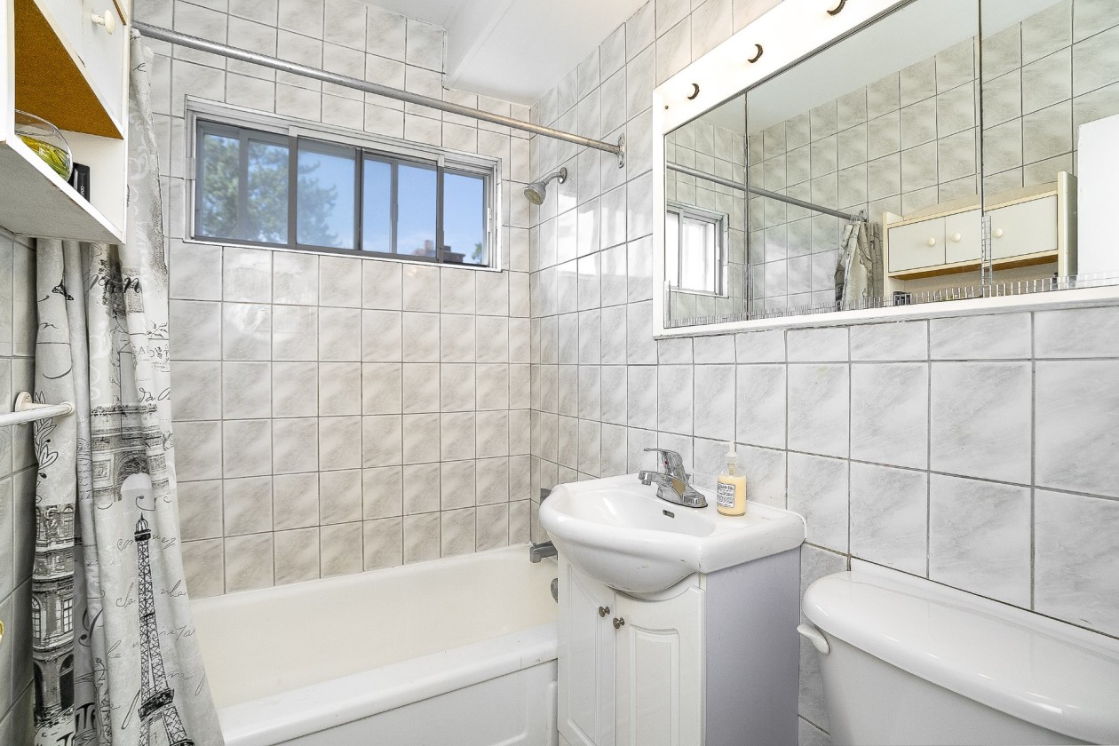 Salle de bains — 1300 - 1302, Rue Couvrette, Montréal (Saint-Laurent), H4L4T5, Montréal (Saint-Laurent)