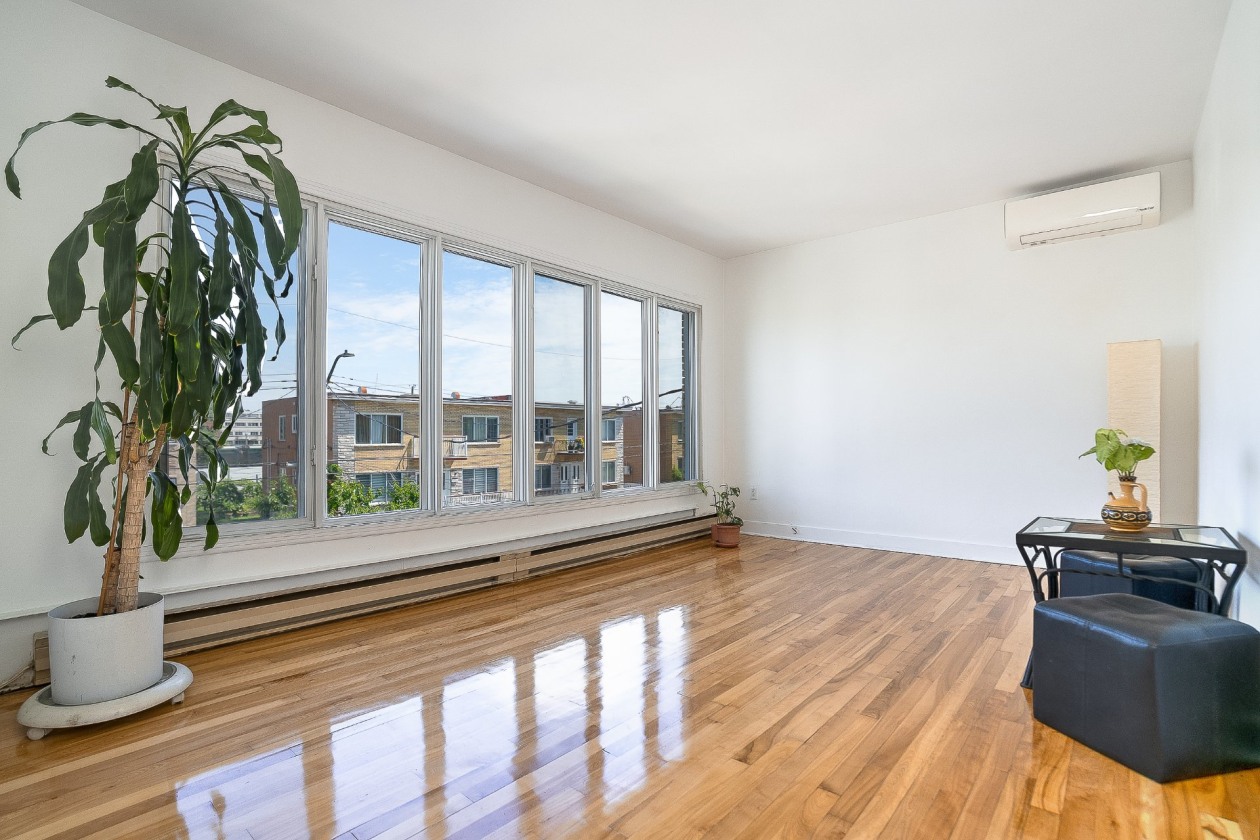 Salon — 1300 - 1302, Rue Couvrette, Montréal (Saint-Laurent), H4L4T5, Montréal (Saint-Laurent)