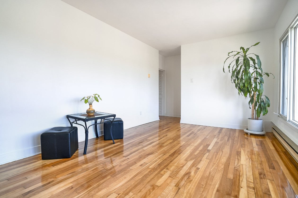 Salon — 1300 - 1302, Rue Couvrette, Montréal (Saint-Laurent), H4L4T5, Montréal (Saint-Laurent)
