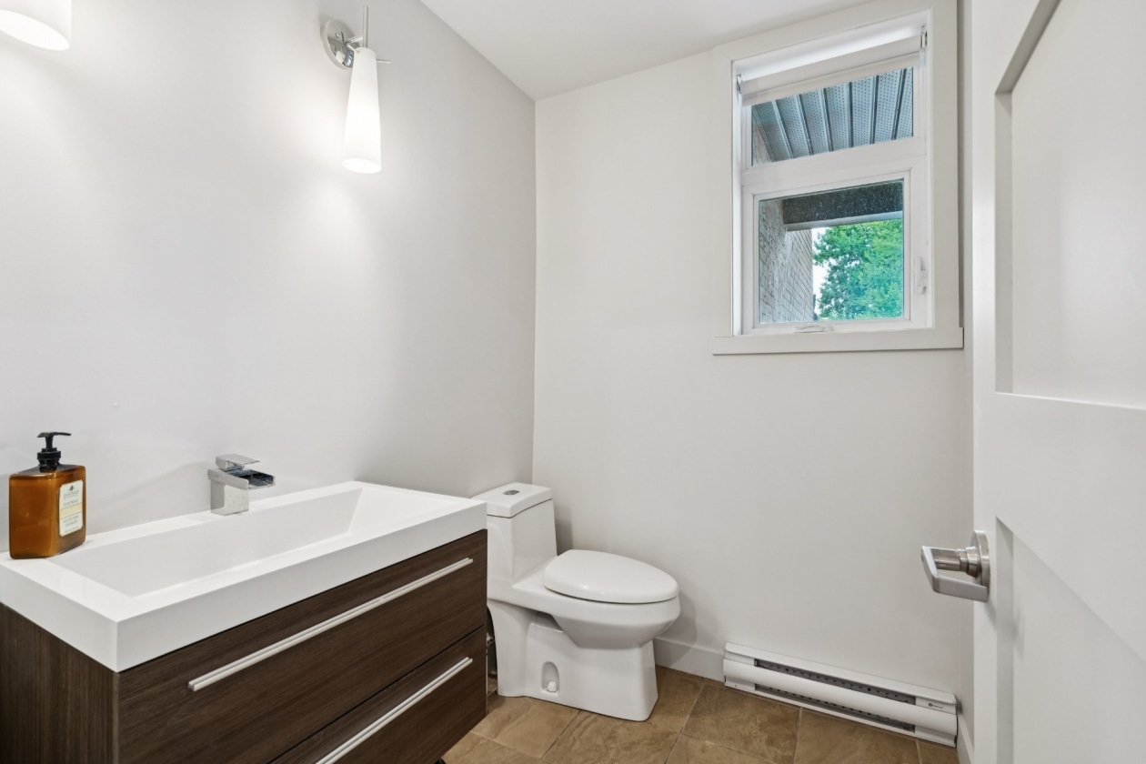 Salle d'eau — 3090 - 3100, Boul. St-Joseph, Montréal (Lachine), H8S2P4, Montréal (Lachine)