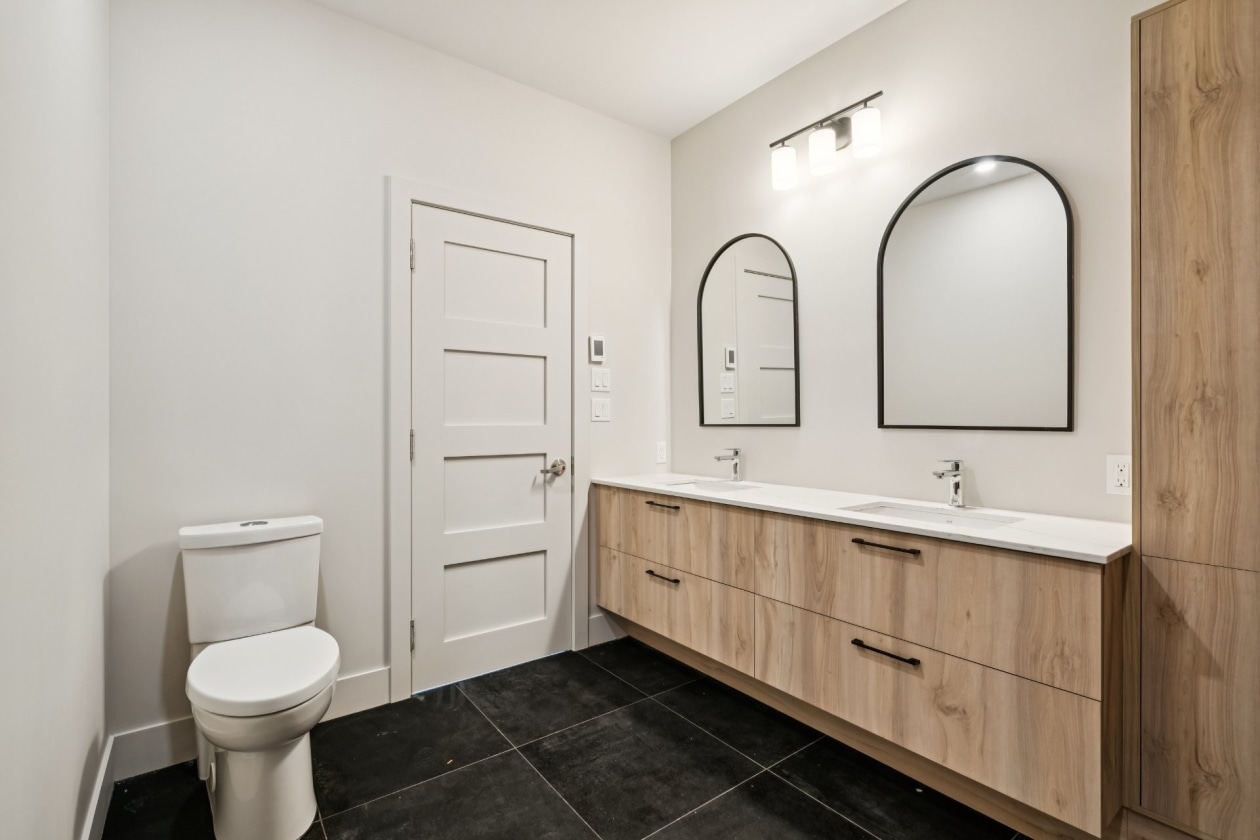 Salle de bains — 3090 - 3100, Boul. St-Joseph, Montréal (Lachine), H8S2P4, Montréal (Lachine)