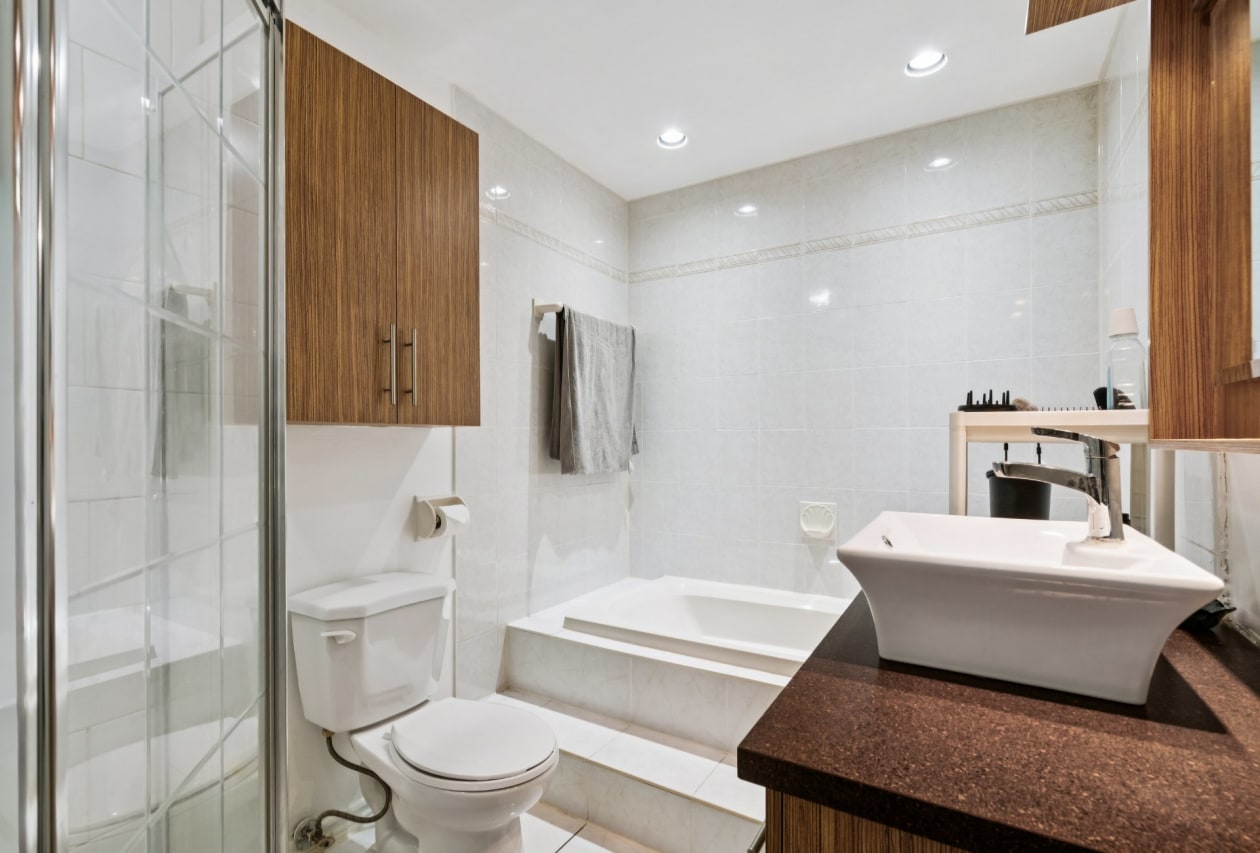 Salle de bains — 11, 65e Avenue, A, Montréal (LaSalle), H8P3E3, Montréal (LaSalle)