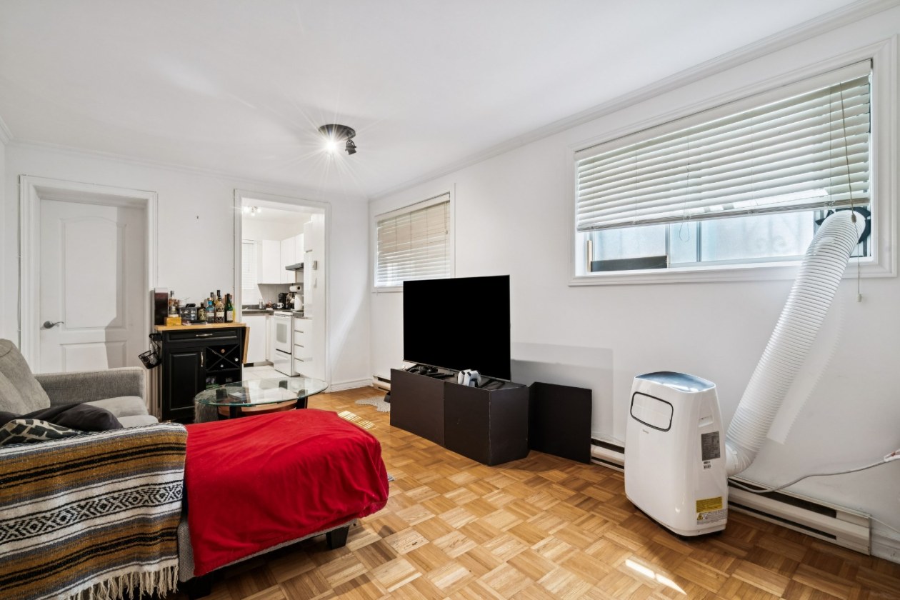 Salon — 11, 65e Avenue, A, Montréal (LaSalle), H8P3E3, Montréal (LaSalle)