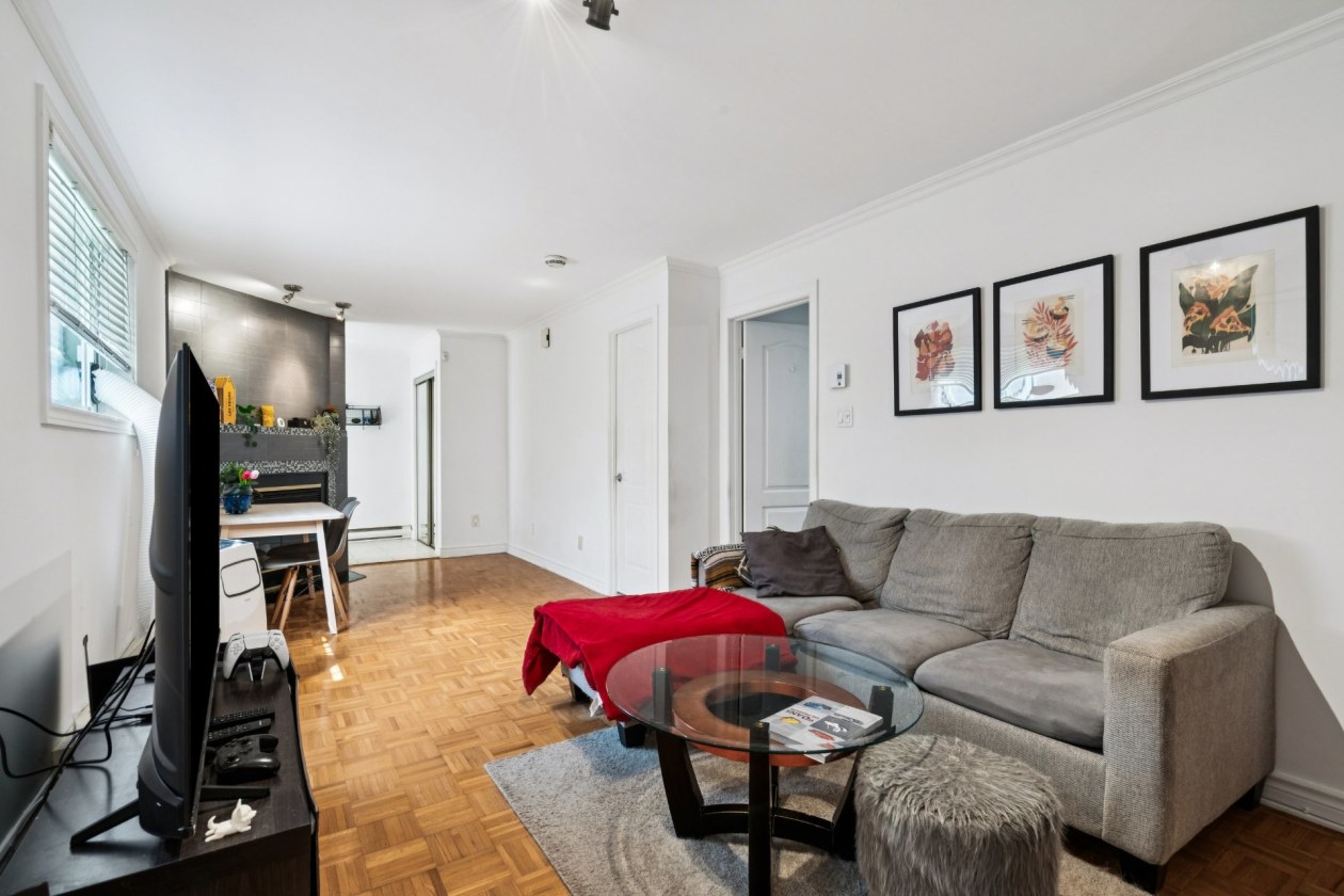 Salon — 11, 65e Avenue, A, Montréal (LaSalle), H8P3E3, Montréal (LaSalle)