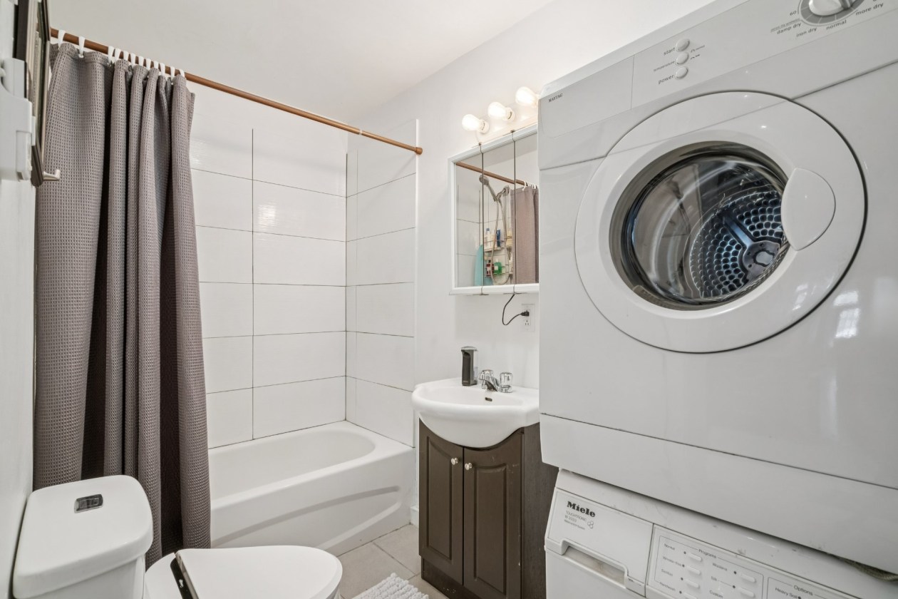 Salle de bains — 6607 - 6611, Rue St-Denis, Montréal (Rosemont/La Petite-Patrie), H2S2S1, Montréal (Rosemont/La Petite-Patrie)