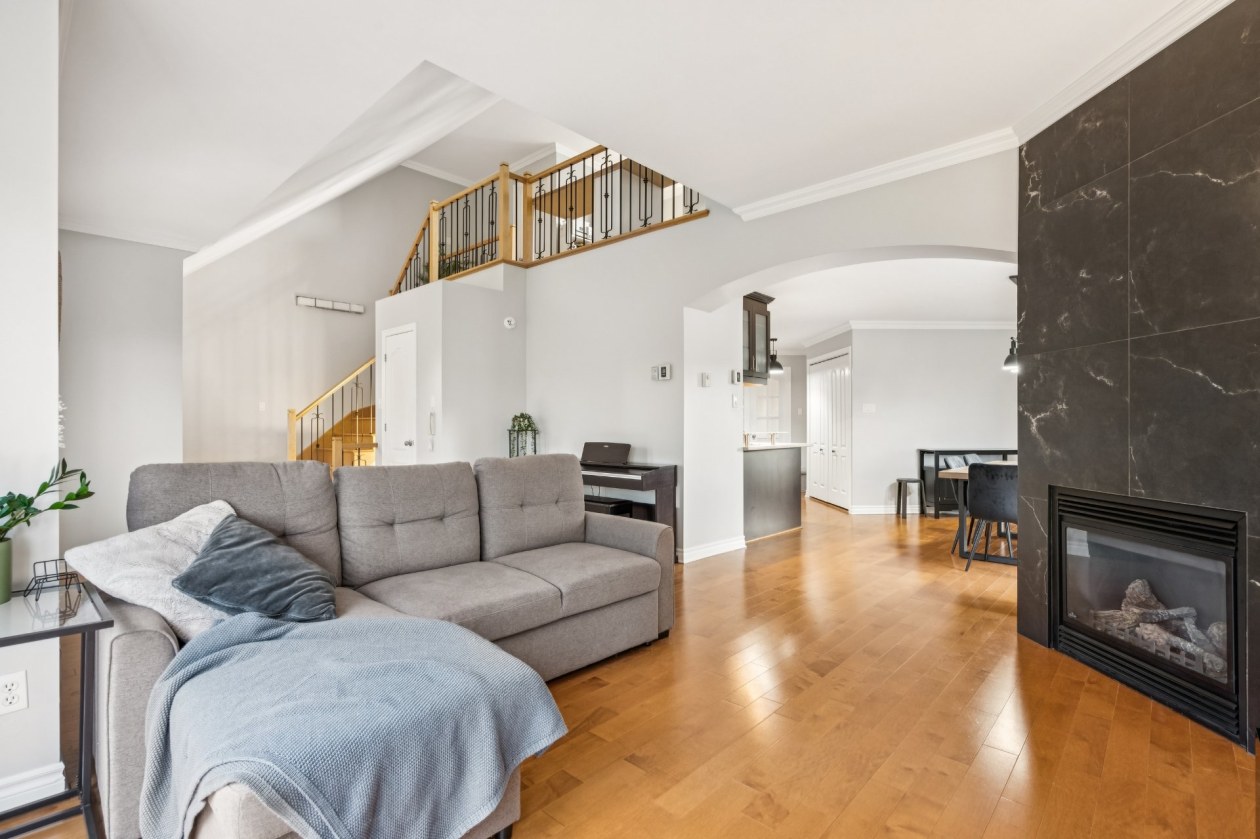 Salon — 120, Rue du Sanctuaire, 4, Sainte-Julie, J3E0B4, Sainte-Julie