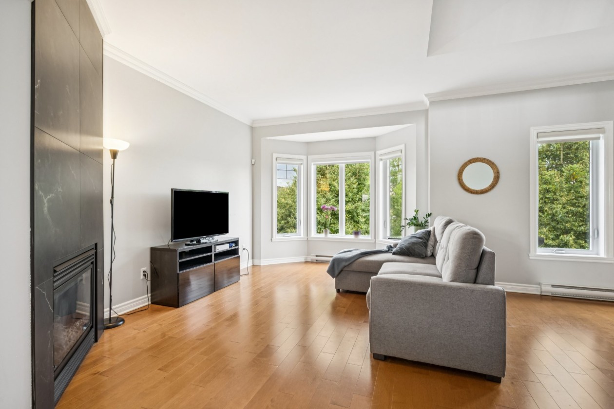 Salon — 120, Rue du Sanctuaire, 4, Sainte-Julie, J3E0B4, Sainte-Julie