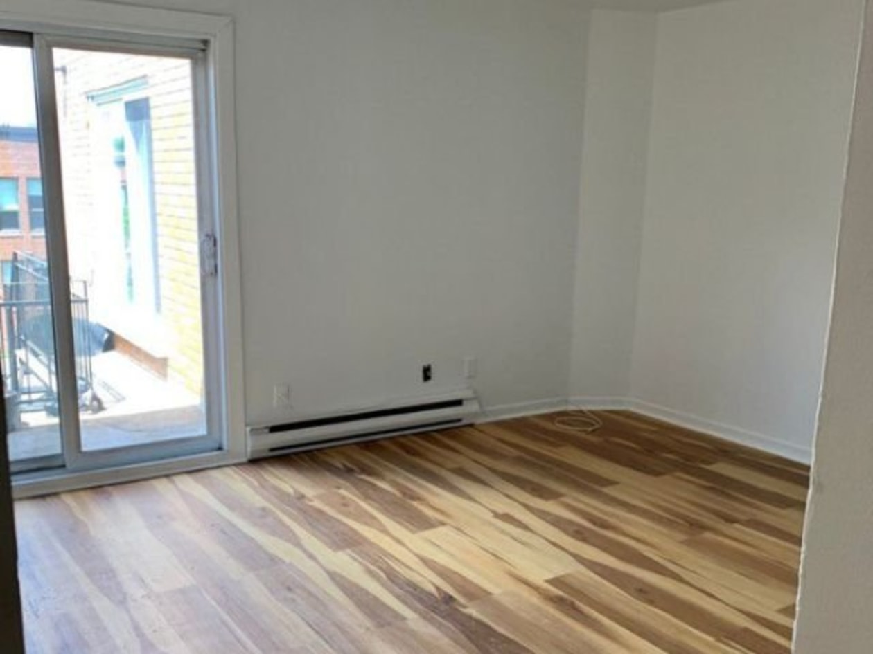 Salon — 10595 - 10599, Boul. St-Laurent, Montréal (Ahuntsic-Cartierville), H3L2P5, Montréal (Ahuntsic-Cartierville)