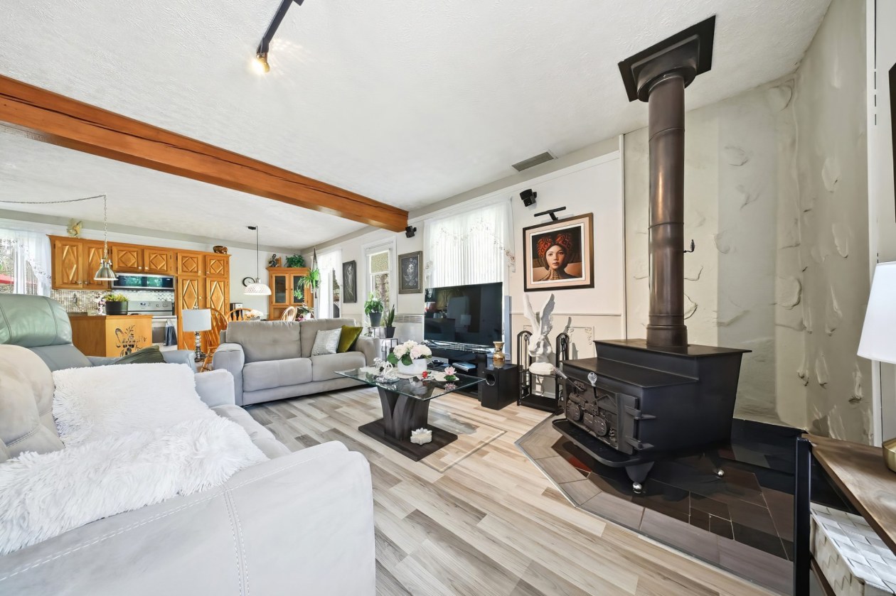 Salon — 250, Ch. du Lac-Caché, Saint-David-de-Falardeau, G0V1C0, Saint-David-de-Falardeau