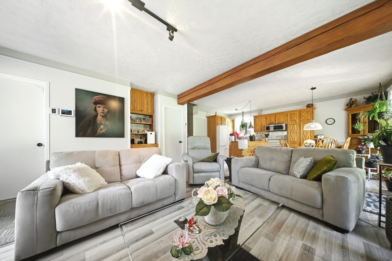 Salon — 250, Ch. du Lac-Caché, Saint-David-de-Falardeau, G0V1C0, Saint-David-de-Falardeau