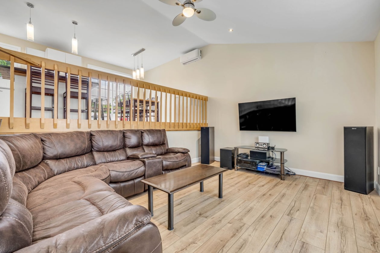 Salon — 34, Rue Glinel, Québec (Beauport), G1B3C4, Québec (Beauport)
