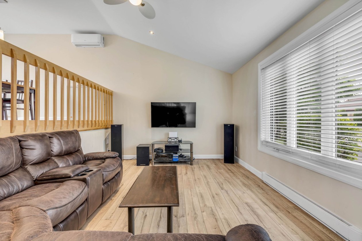 Salon — 34, Rue Glinel, Québec (Beauport), G1B3C4, Québec (Beauport)