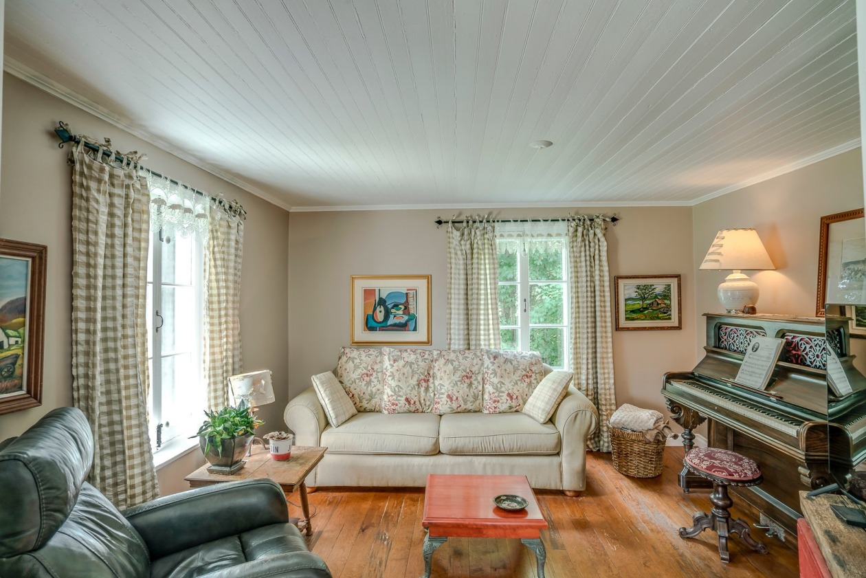 Salon — 148, Rg des Moulanges, Saint-Apollinaire, G0S2E0, Saint-Apollinaire