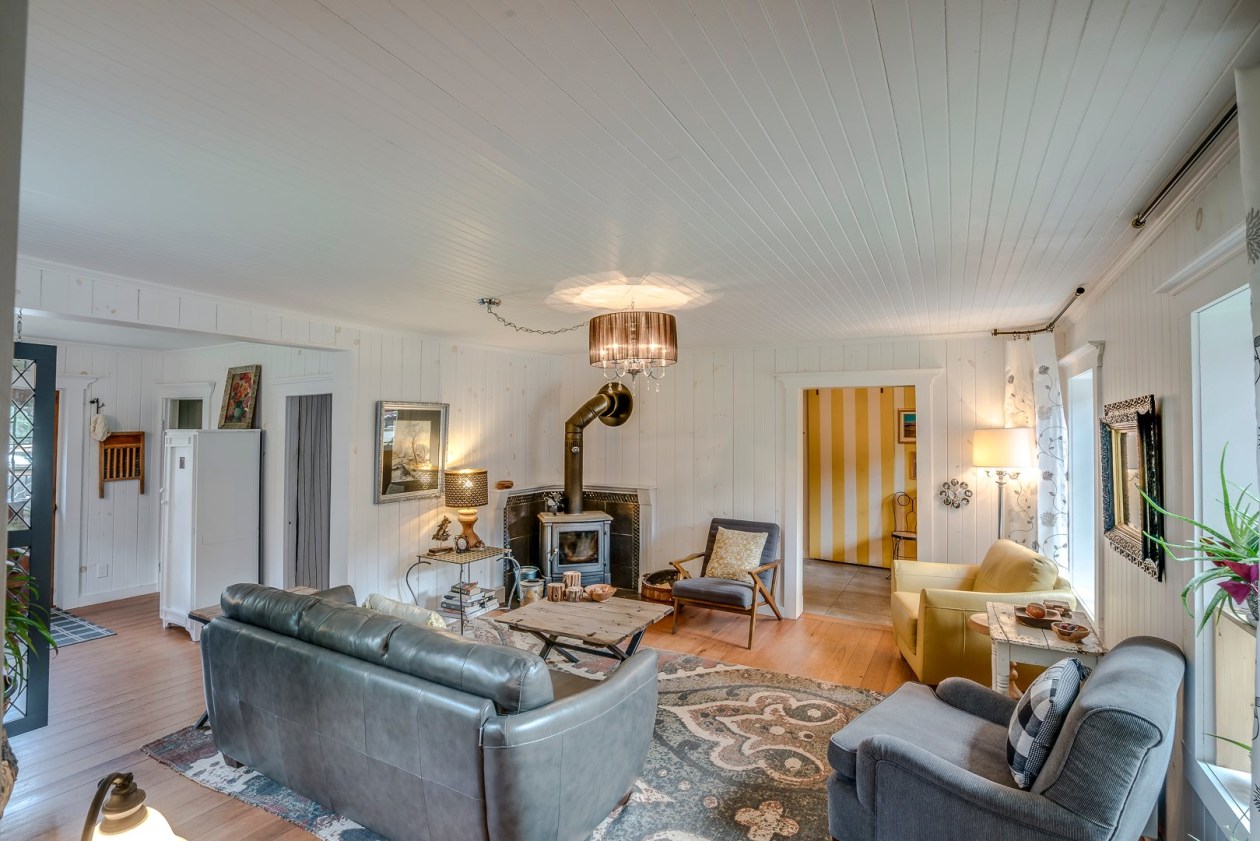 Salon — 148, Rg des Moulanges, Saint-Apollinaire, G0S2E0, Saint-Apollinaire