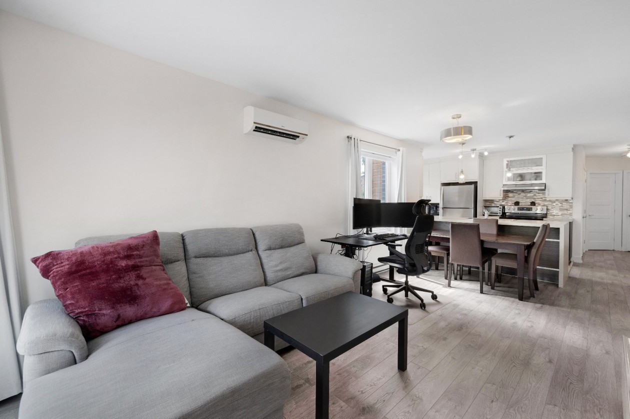 Salon — 2410, Rue Préfontaine, Longueuil (Le Vieux-Longueuil), J4K3Y2, Longueuil (Le Vieux-Longueuil)
