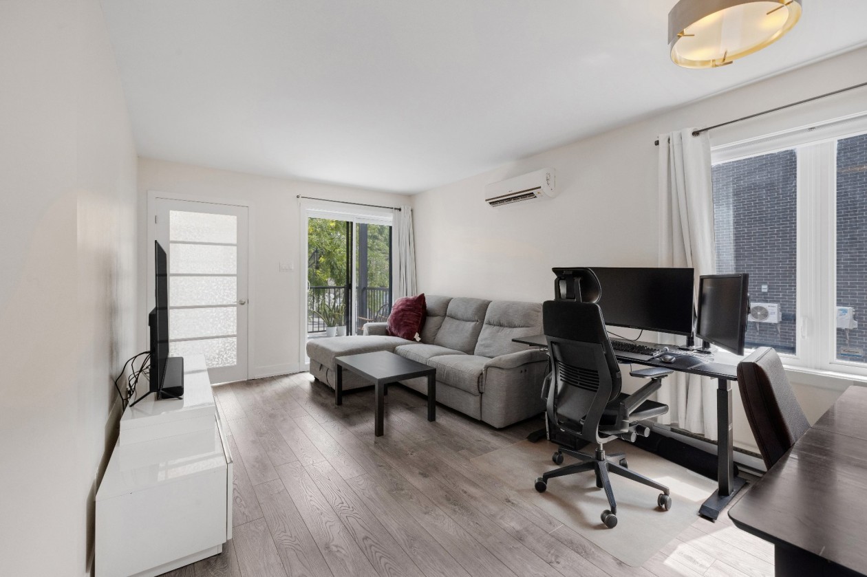 Salon — 2410, Rue Préfontaine, Longueuil (Le Vieux-Longueuil), J4K3Y2, Longueuil (Le Vieux-Longueuil)