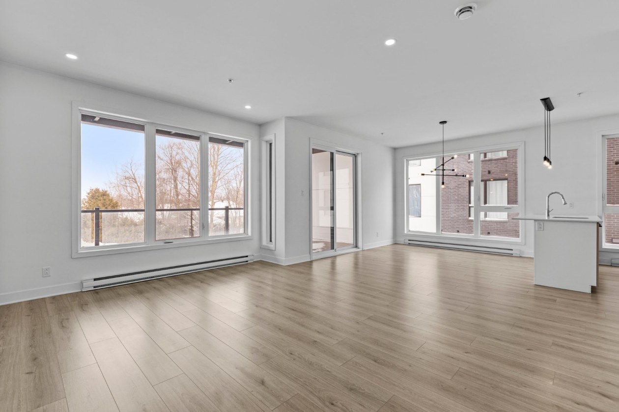 Salon — 13225, Boul. du Curé-Labelle, Mirabel, J7J2T3, Mirabel