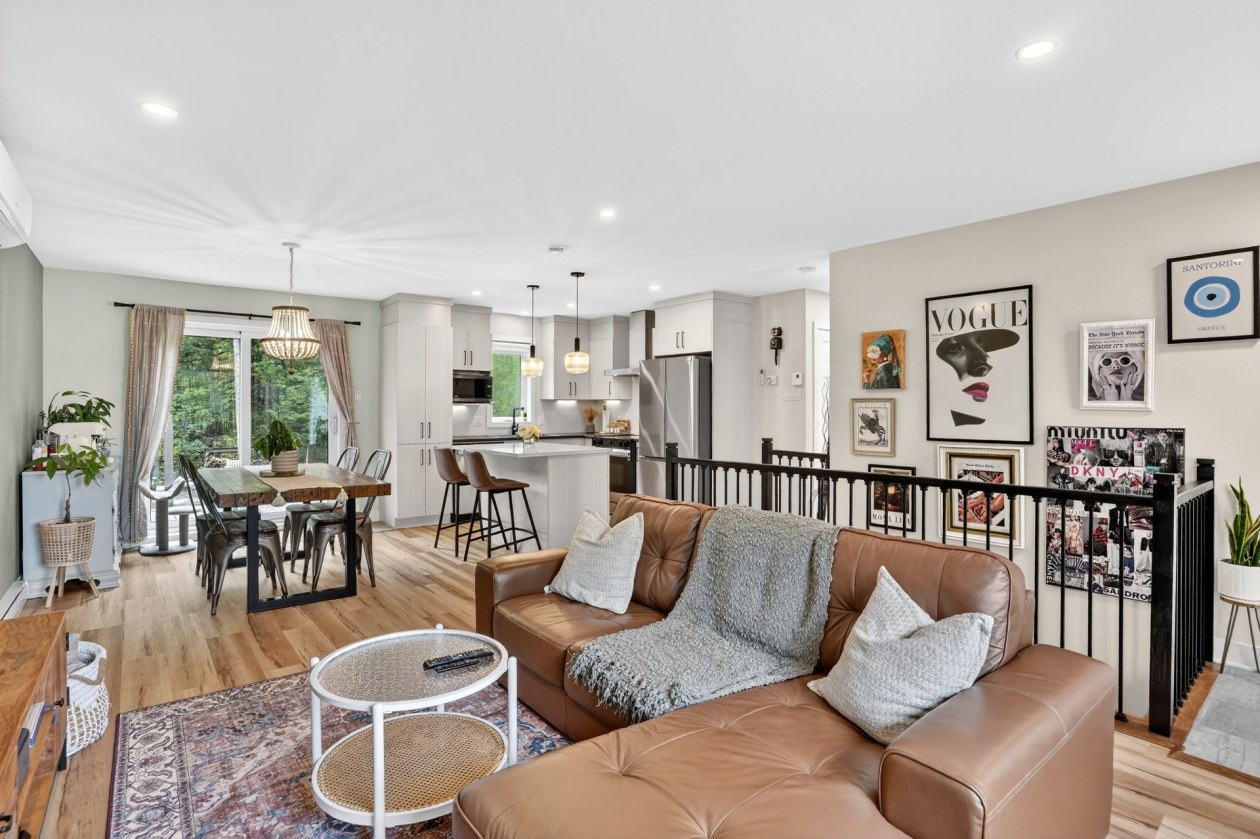 Salon — 112, Rue du Quartier, Sainte-Sophie, J5J0P6, Sainte-Sophie