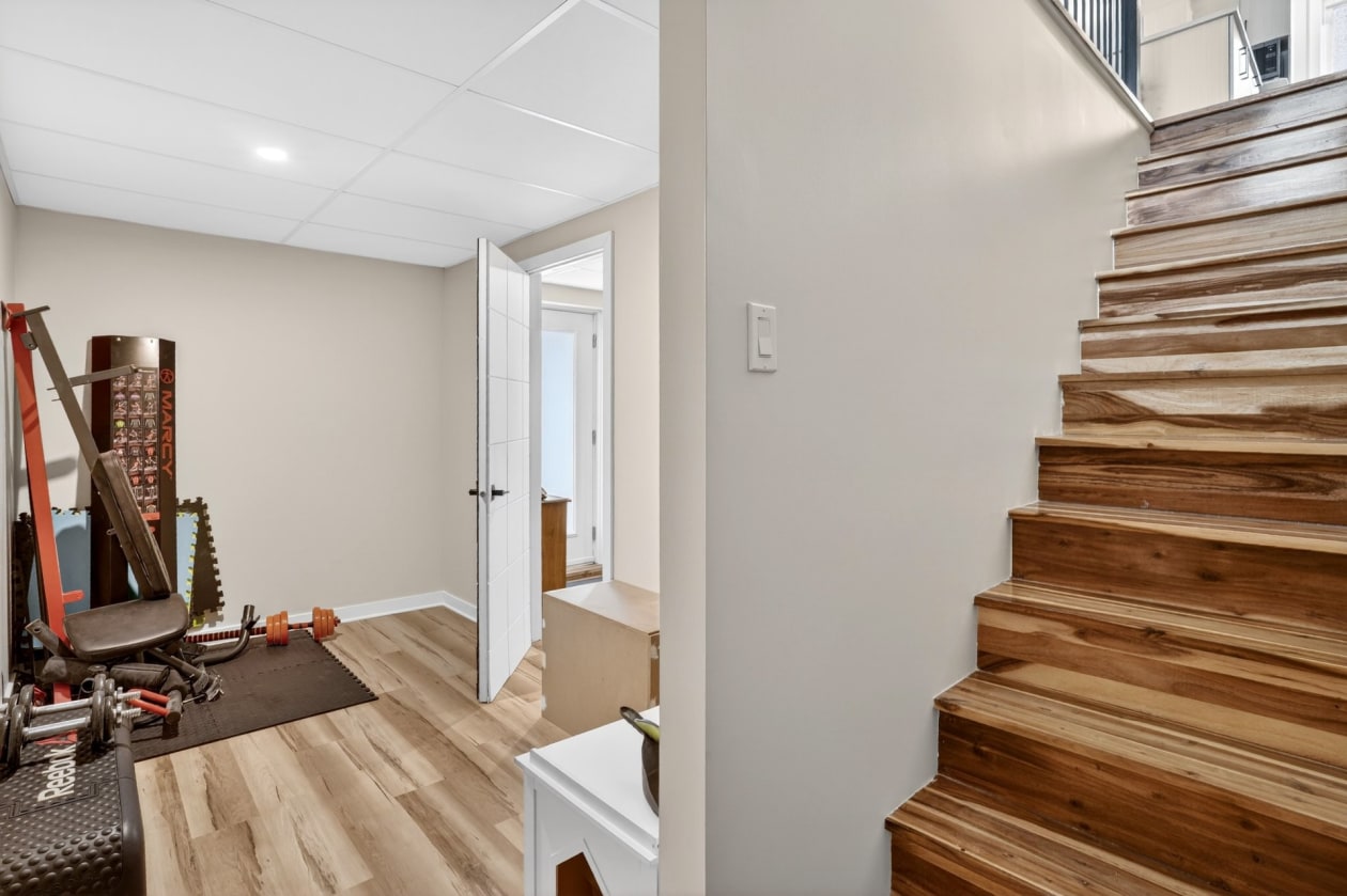 Escalier — 112, Rue du Quartier, Sainte-Sophie, J5J0P6, Sainte-Sophie