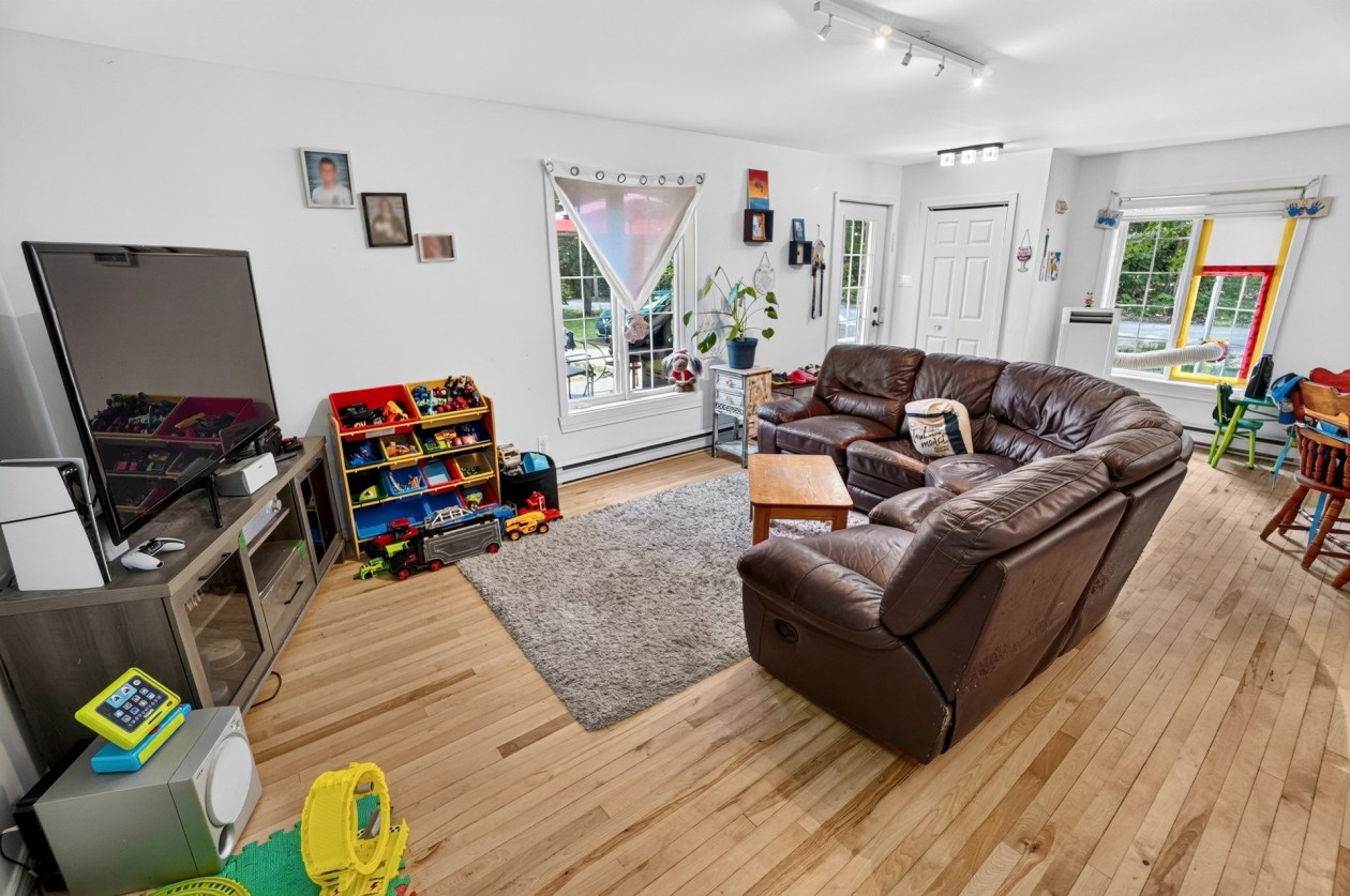 Salon — 21 - 23, Rg St-Léon, Saint-Jean-de-Matha, J0K2S0, Saint-Jean-de-Matha