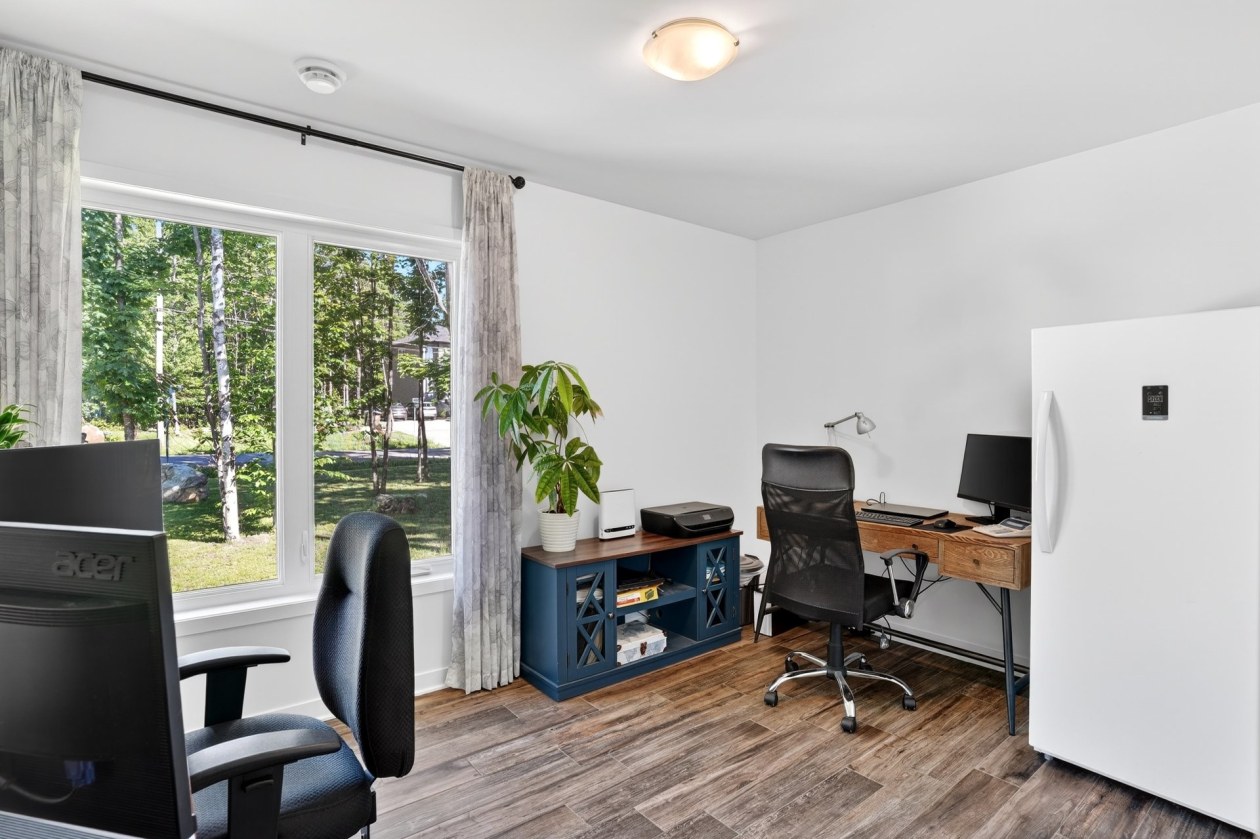 Bureau — 409, Rue des Étoiles, Saint-Hippolyte, J8A0L7, Saint-Hippolyte