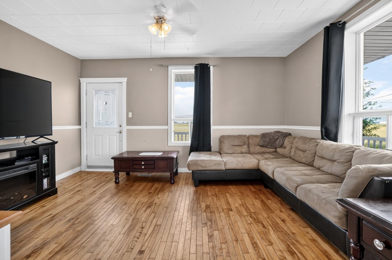 Salon — 960, Mtée Ouest, Saint-Barthélemy, J0K1X0, Saint-Barthélemy