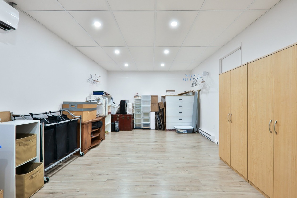Salle familiale — 8377, Rue Marius-Barbeau, Laval (Saint-François), H7A3N8, Laval (Saint-François)