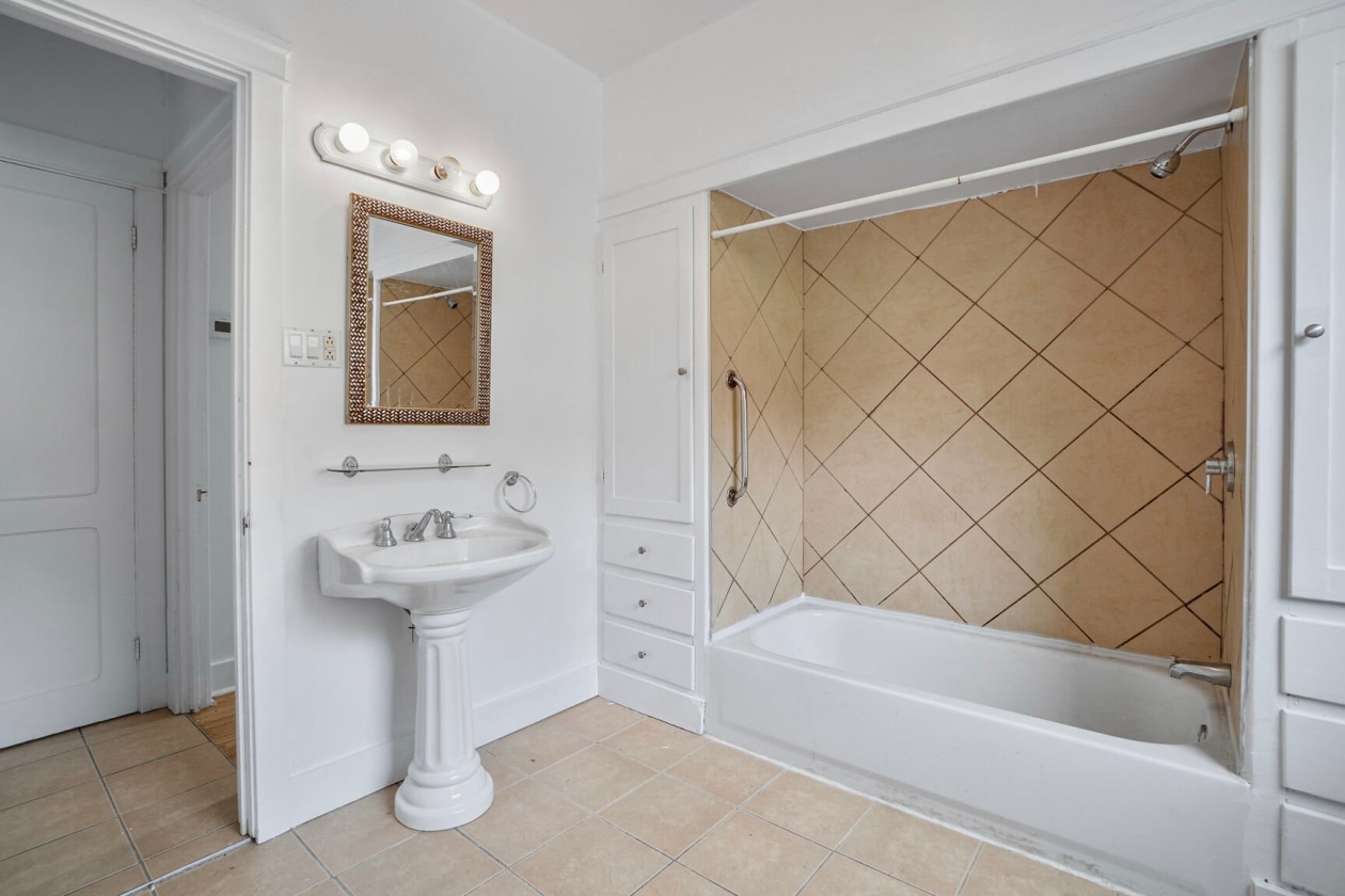 Salle de bains — 251 - 253, Rue De Frontenac, Berthierville, J0K1A0, Berthierville