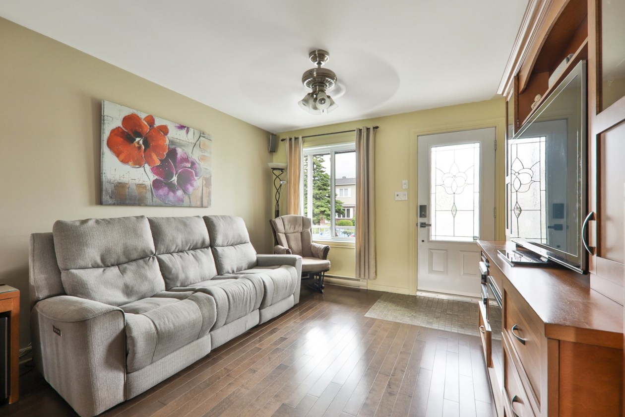 Salon — 8377, Rue Marius-Barbeau, Laval (Saint-François), H7A3N8, Laval (Saint-François)