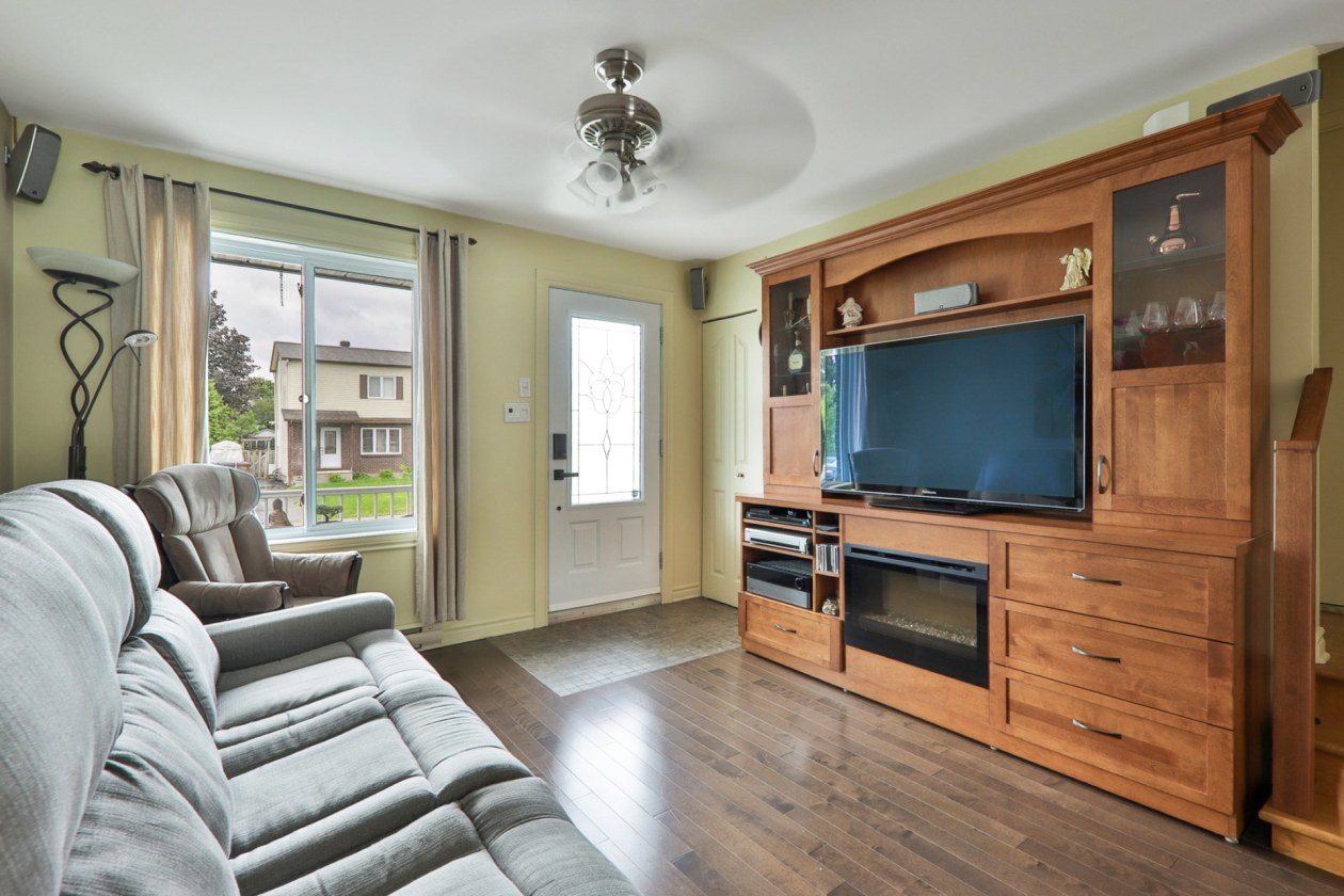 Salon — 8377, Rue Marius-Barbeau, Laval (Saint-François), H7A3N8, Laval (Saint-François)