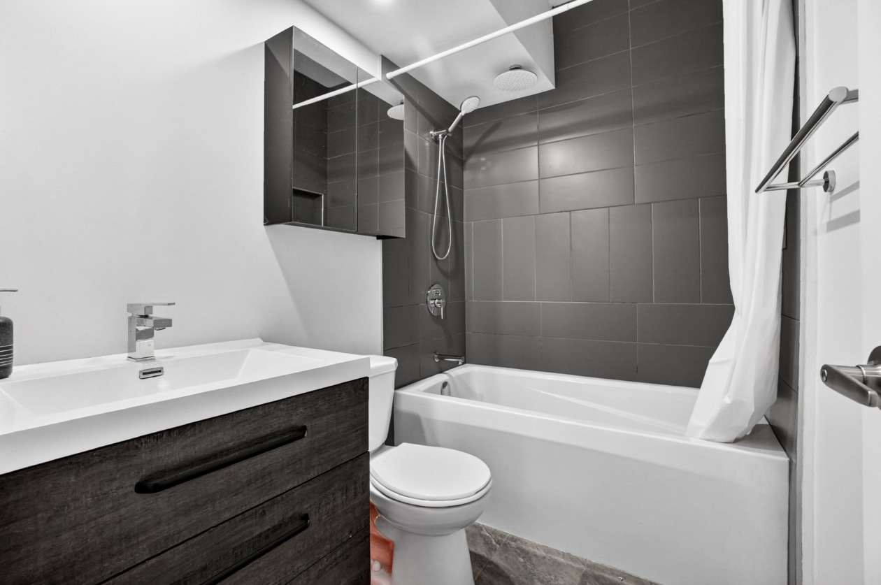 Salle de bains — 36, Rue Leslie-Gault, Montréal (Ahuntsic-Cartierville), H3L1P7, Montréal (Ahuntsic-Cartierville)