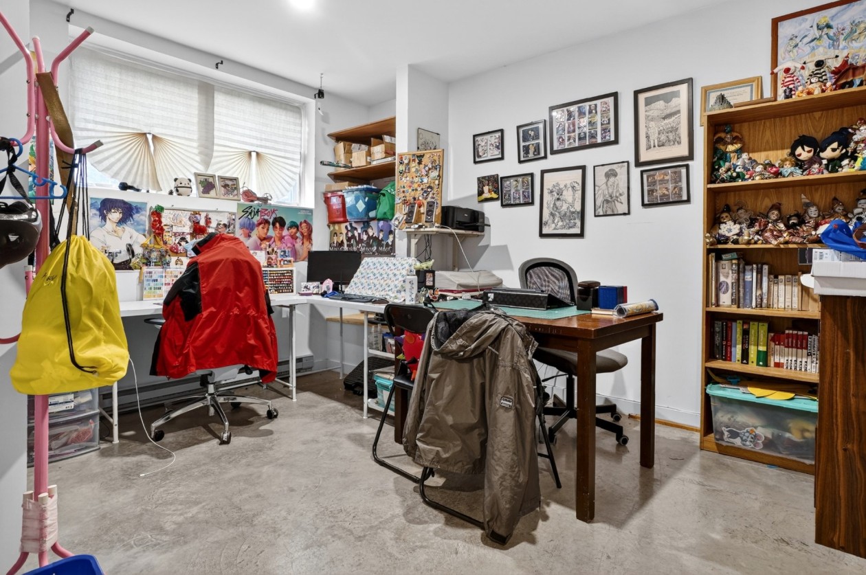 Salon — 36, Rue Leslie-Gault, Montréal (Ahuntsic-Cartierville), H3L1P7, Montréal (Ahuntsic-Cartierville)