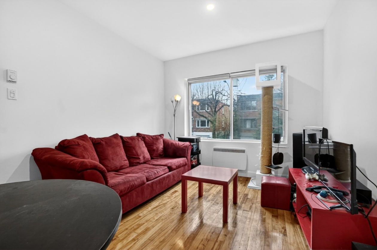 Salon — 36, Rue Leslie-Gault, Montréal (Ahuntsic-Cartierville), H3L1P7, Montréal (Ahuntsic-Cartierville)