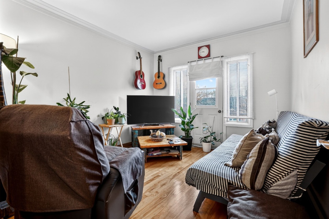 Salon — 36, Rue Leslie-Gault, Montréal (Ahuntsic-Cartierville), H3L1P7, Montréal (Ahuntsic-Cartierville)