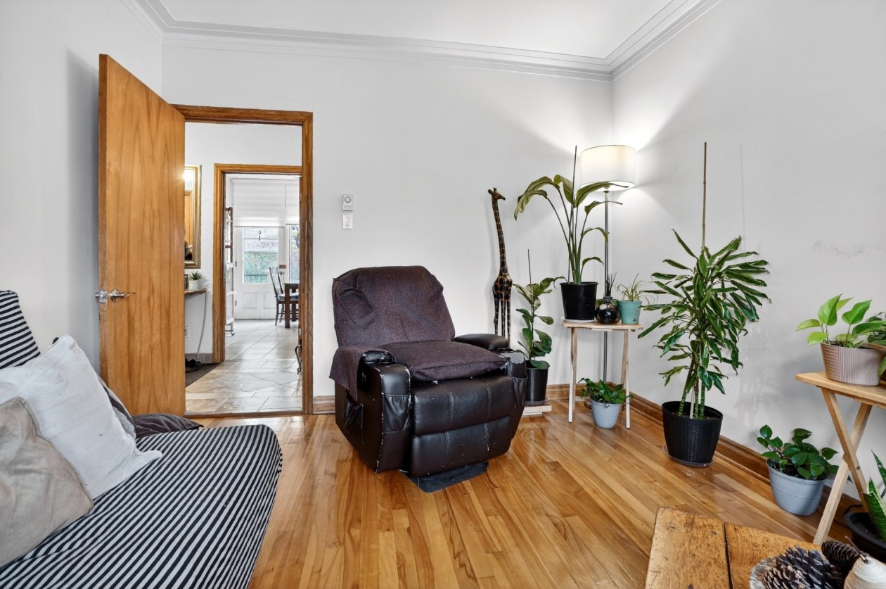 Salon — 36, Rue Leslie-Gault, Montréal (Ahuntsic-Cartierville), H3L1P7, Montréal (Ahuntsic-Cartierville)