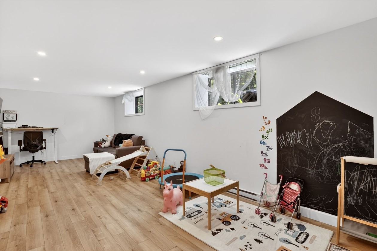 Salle familiale — 11570 - 11572, Rue Aumont, Mirabel, J7N3A4, Mirabel
