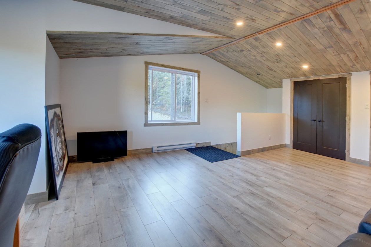 Salon — 11, Ch. des Noisettes, Saint-Michel-des-Saints, J0K3B0, Saint-Michel-des-Saints