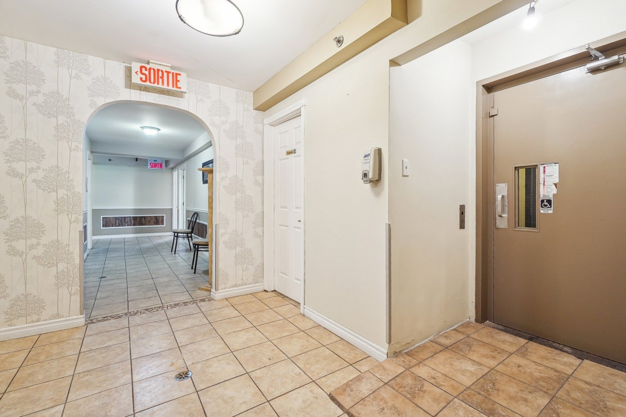 Ascenseur — 65, Rue Ste-Anne, L'Épiphanie, J5X3Z9, L'Épiphanie