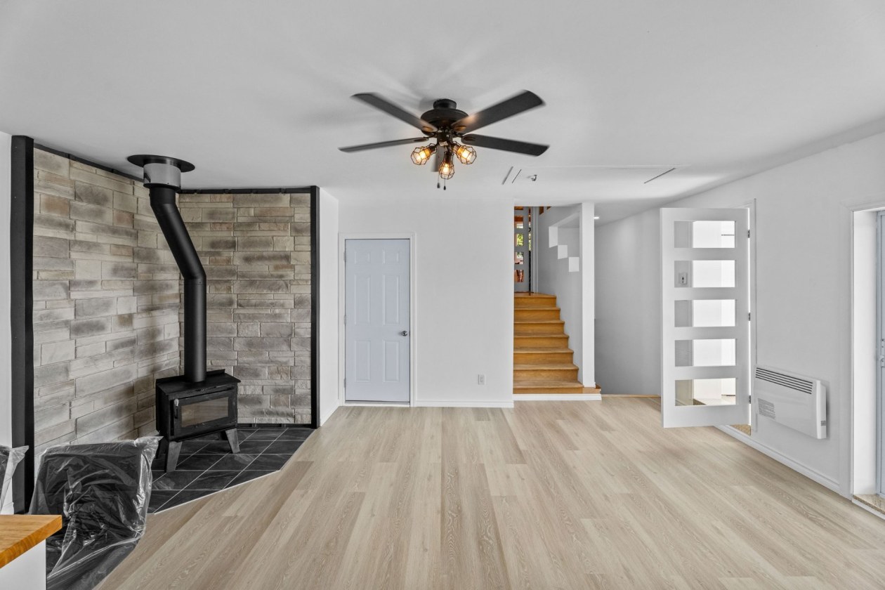 Salon — 280Z, Rg Montcalm, Saint-Esprit, J0K2L0, Saint-Esprit