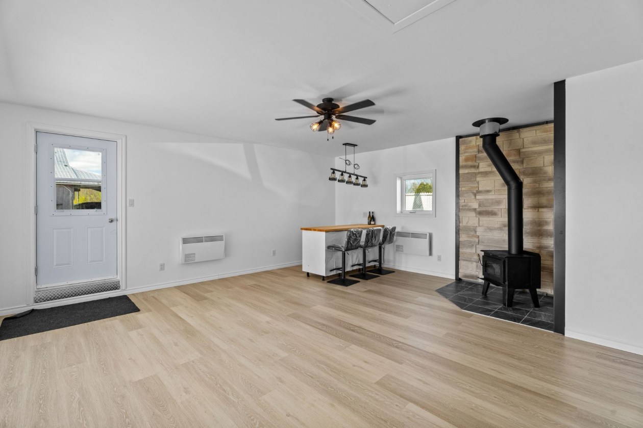 Salon — 280Z, Rg Montcalm, Saint-Esprit, J0K2L0, Saint-Esprit