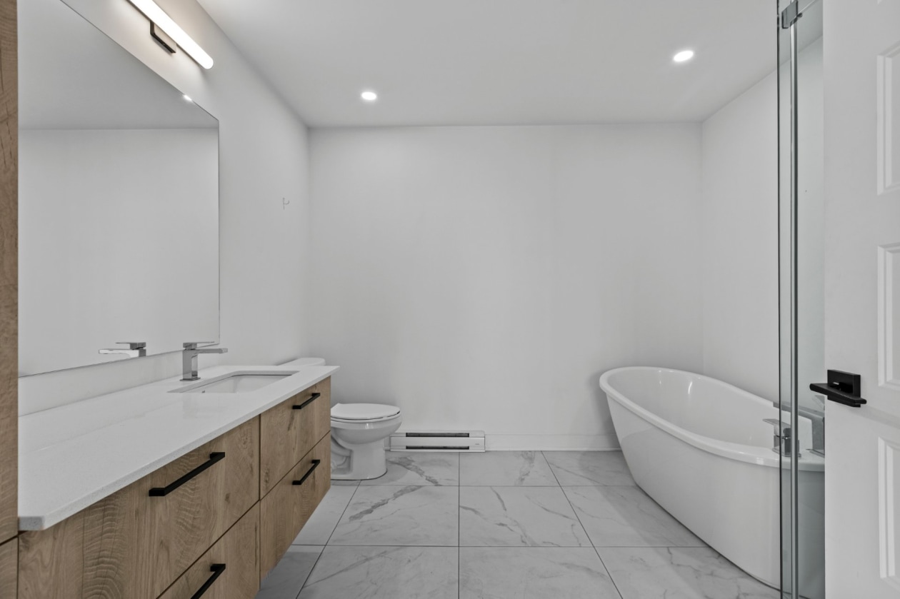 Salle de bains — 13225, Boul. du Curé-Labelle, Mirabel, J7J2T3, Mirabel